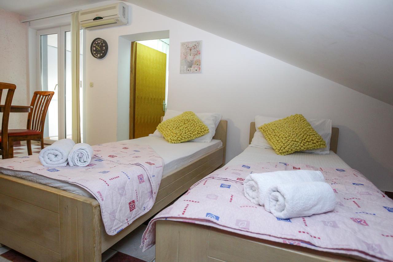 Lucky Luke Pool Apartments 诺瓦利娅 外观 照片