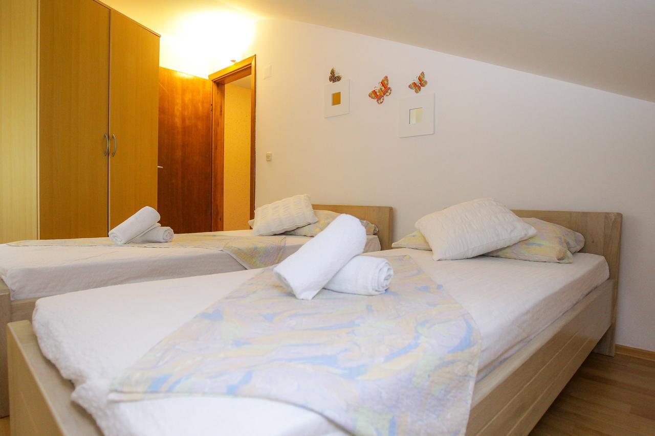 Lucky Luke Pool Apartments 诺瓦利娅 外观 照片