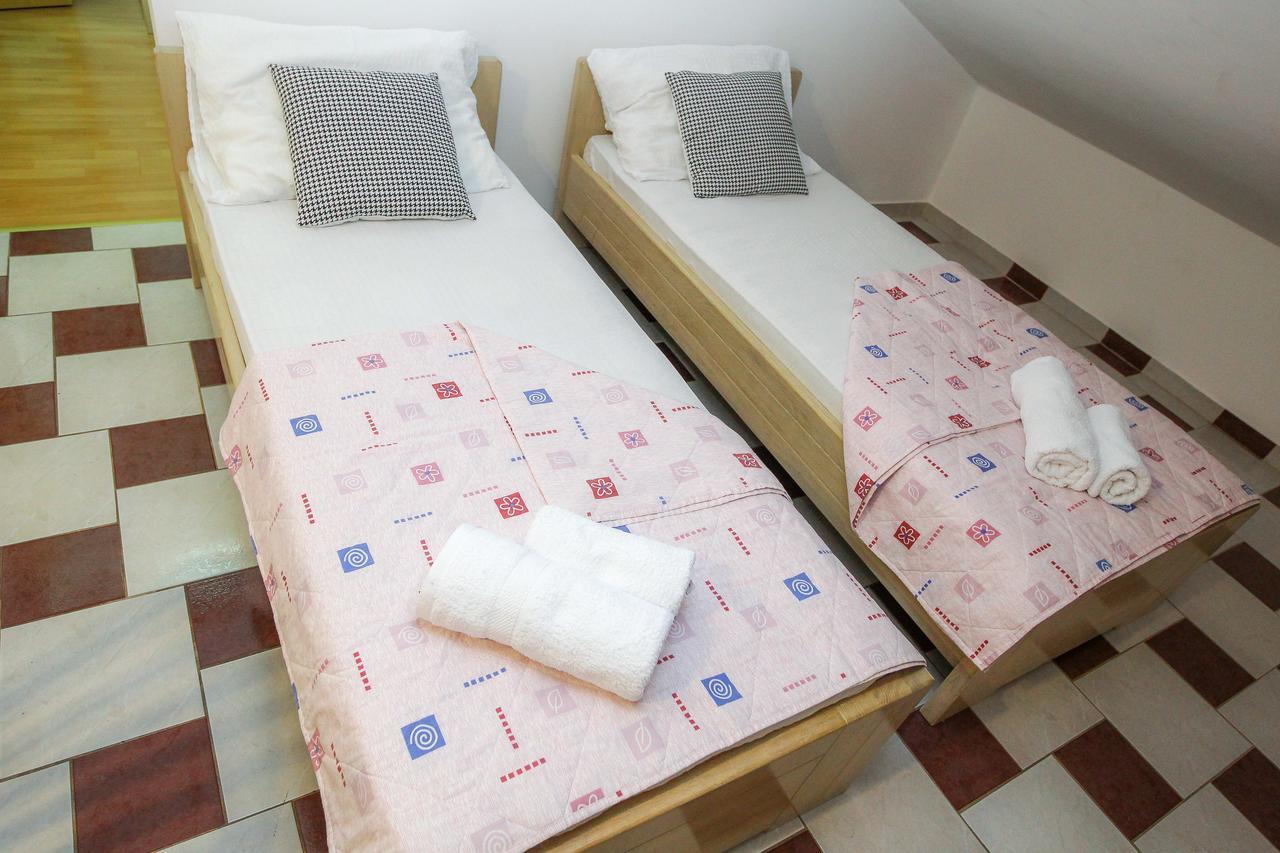 Lucky Luke Pool Apartments 诺瓦利娅 外观 照片
