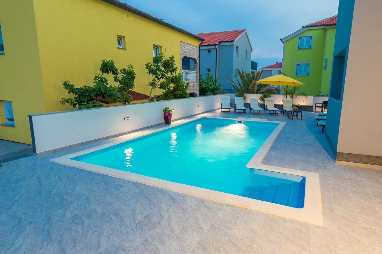 Lucky Luke Pool Apartments 诺瓦利娅 外观 照片